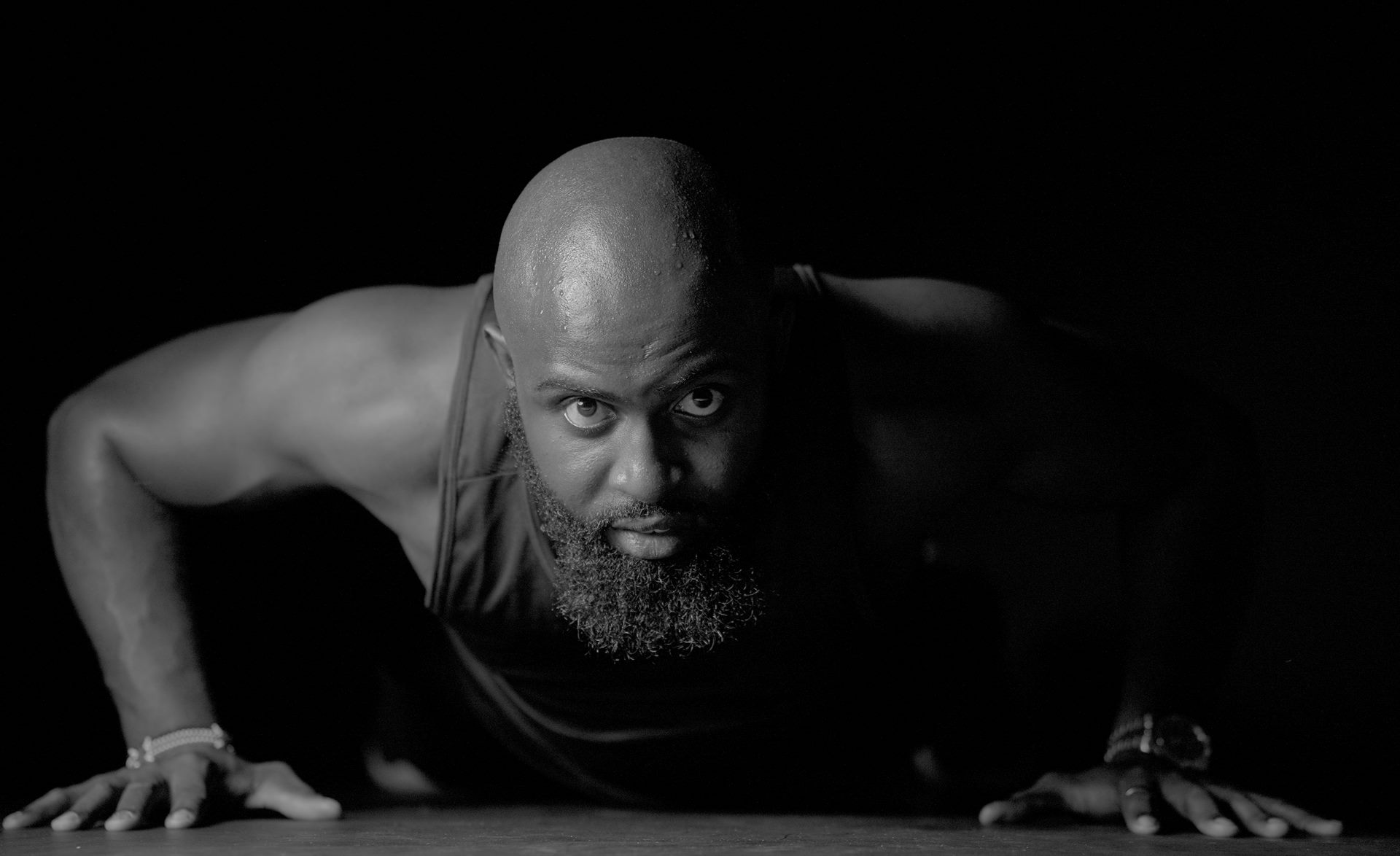 XYNERGYM trainer mid push-up in an intense training session